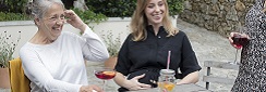 une femme enceinte entourée d'amis boit un verre sans alcool