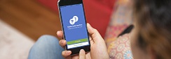 une femme consulte l'appli Tabac info service sur son mobile