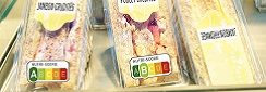 Des sandwichs triangles en rayon portant le nutriscore