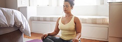femme faisant de la méditation en position du lotus