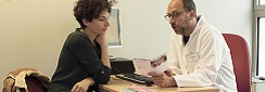 Une femme consulte un professionnel de santé pour son projet de grossesse