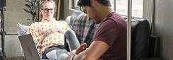 une femme enceinte se fait masser les pieds par son compagnon