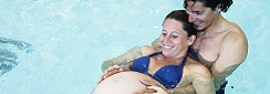 une femme enceinte et son compagnon à la piscine