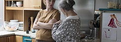 une femme enceinte et une femme plus âgée ont une discussion houleuse dans la cuisine