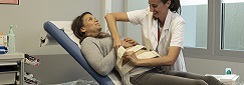 Une femme enceinte se fait poser un monitoring par une sage-femme