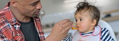 un papa nourri son bébé de pâtes