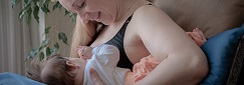 une femme allaite son bébé