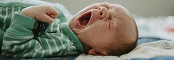 un bébé baille