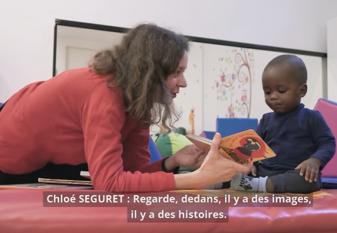 une femme lit un livre à un tout petit