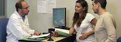 un couple dont la femme est enceinte dans le bureau d'un professionnel de santé