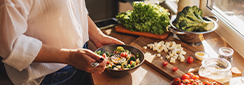 une femme prépare une salade de légumes
