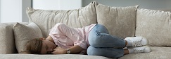 une jeune femme prostrée sur un canapé