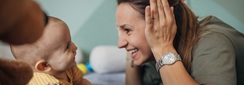 une femme joue à coucou-caché avec son bébé