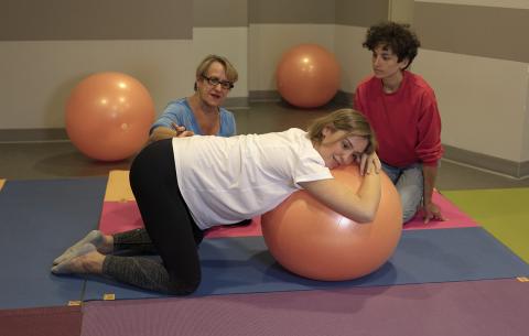trois femmes dont une enceinte lors d'une séance de préparation a la naissance
