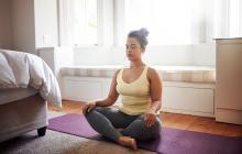 femme faisant de la méditation en position du lotus