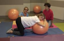 trois femmes dont une enceinte lors d'une séance de préparation a la naissance